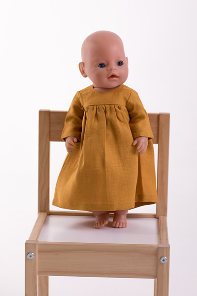 Кукольное платье с кокеткой горчичного цвета